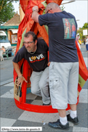 DOUAI (F) - Fêtes de Gayant 2013 - Rassemblement de géants et banquet de rue / Changement de porteur sous Rose-Lyne – ESQUERCHIN (F)
