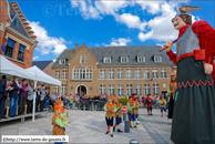 Steenvoorde (F) - Carnaval des Carnavals 2013 / Le salut de Jean le bucheron à la tribune officielle